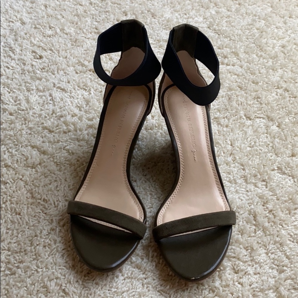 Banana Republic olive green sandal - Picture 12 of 16